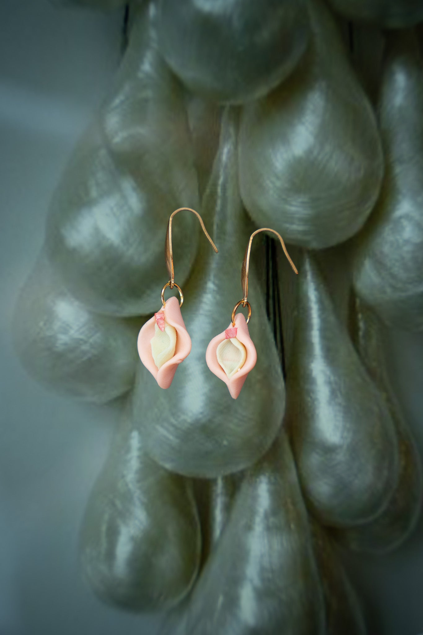 Vulva Ohrringe | Lime Green/Pink mit Perlmut Splitter