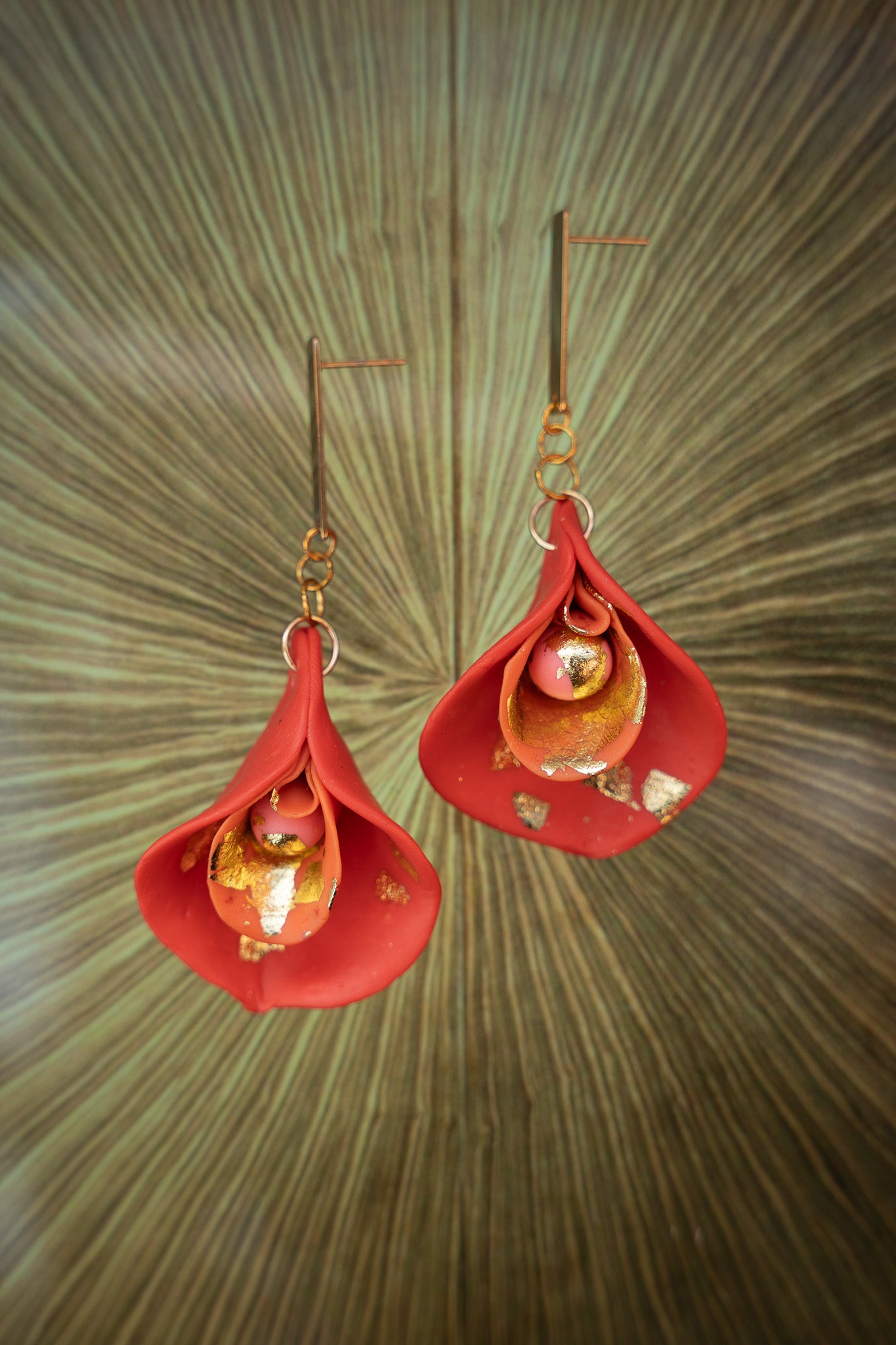 Vulva Ohrringe | XXL Edition Korallfarben mit Blattgold