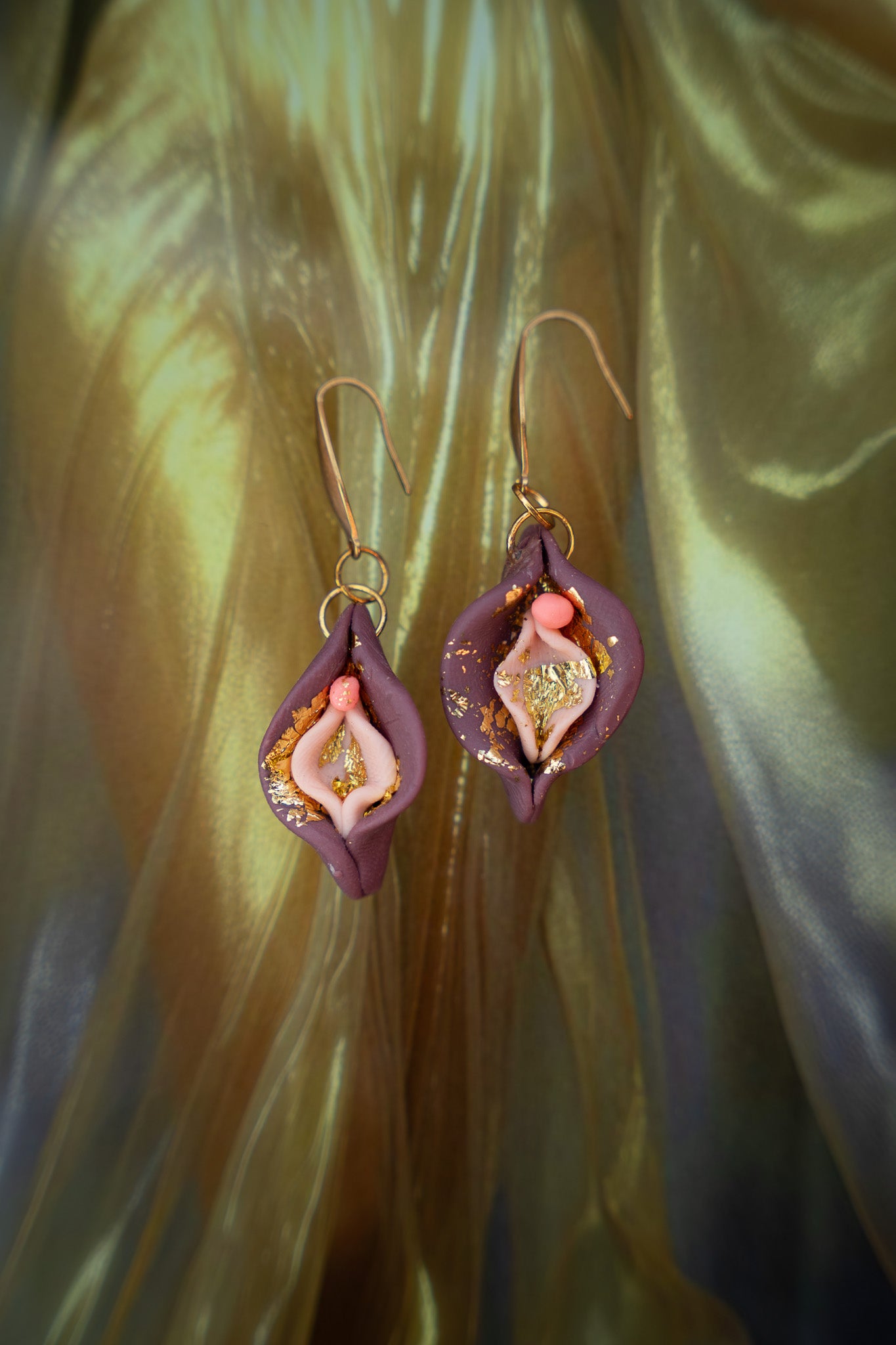 Vulva Ohrringe | Lila/Rosa mit Blattgold